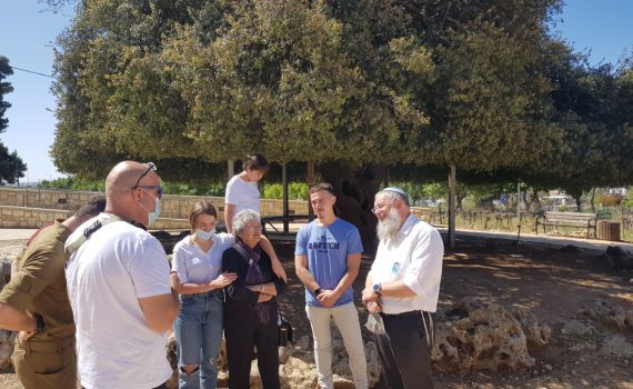 מרגש: הגיעה לראשונה למקום נפילת אחיה