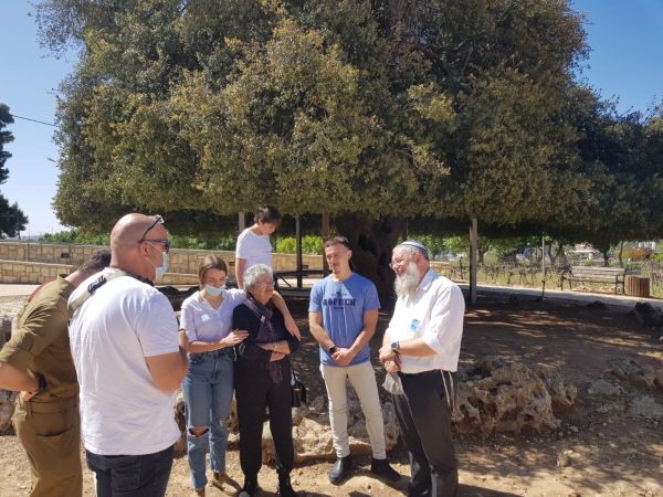 מרגש: הגיעה לראשונה למקום נפילת אחיה