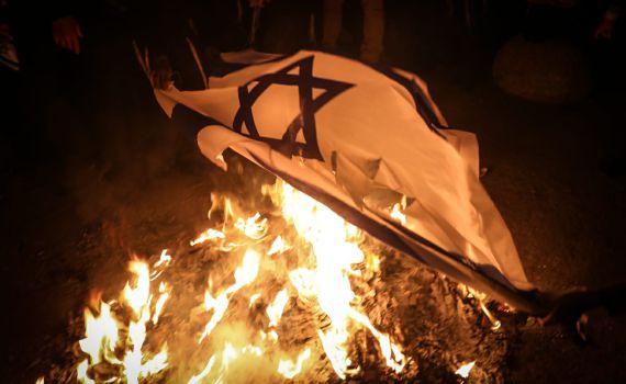 קיצוניים הפגינו נגד המדינה ושרפו דגלי ישראל | צפו: