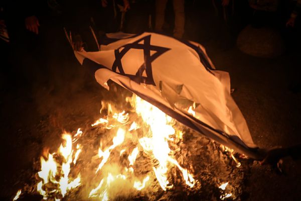 קיצוניים הפגינו נגד המדינה ושרפו דגלי ישראל | צפו: