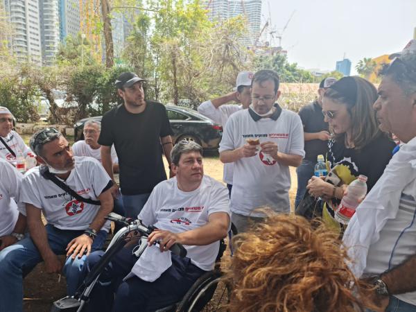 ח"כ וולדיגר בהפגנת נכי צה"ל: "לא העת לדיבורים"