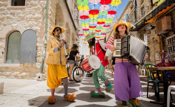 פתחו מטריות: מיצב המטריות של ירושלים חוזר