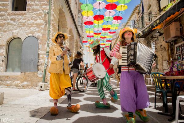 פתחו מטריות: מיצב המטריות של ירושלים חוזר