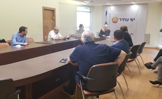 הגוש של לפיד נפגש כעת בכנסת: נציגי ימינה נעדרים