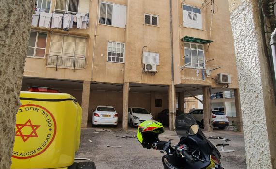 שריפה בראשל"צ: 6 פצועים במקום, ביניהם 3 שוטרים