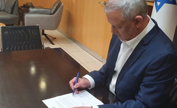 בא לעבוד: הצעד הראשון של גנץ כשר המשפטים