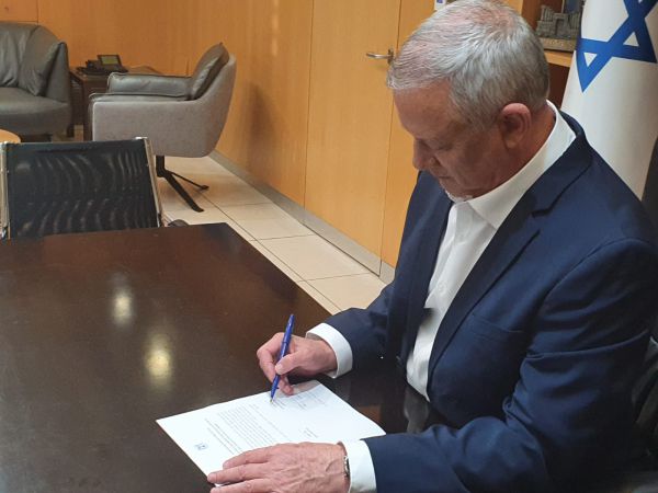 בא לעבוד: הצעד הראשון של גנץ כשר המשפטים