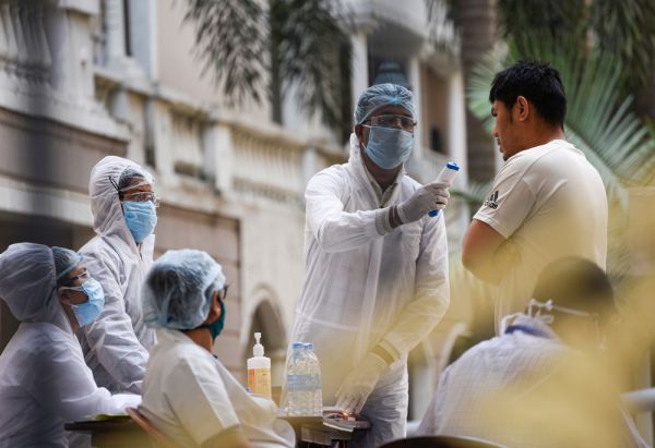 קורונה בהודו: שיא תחלואה נוסף, בעולם נערכים לסייע