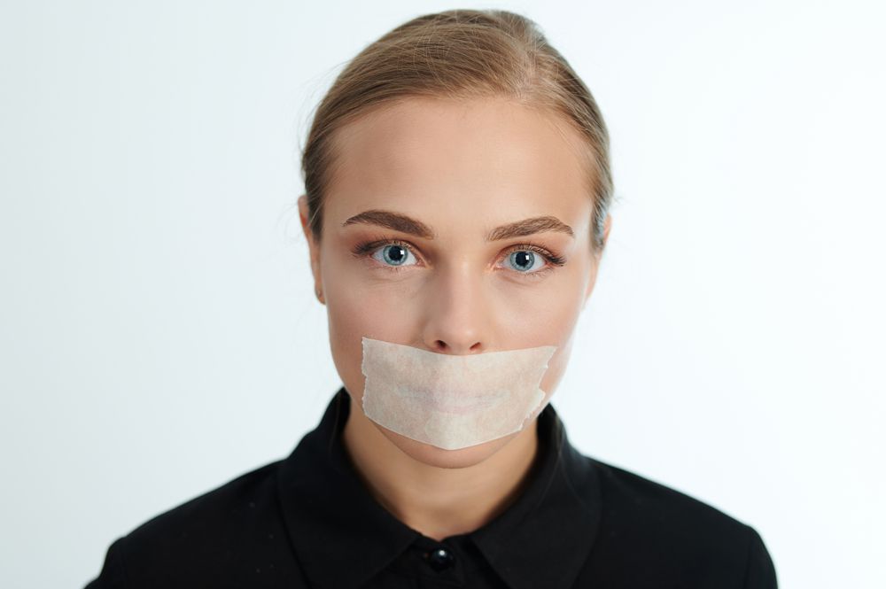 באיזה עולם, אישה צריכה לשתוק את עצמה לדעת?