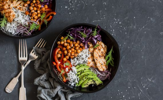 מתכון לסלט עוף שכיף להכין כשהמעלות עולות