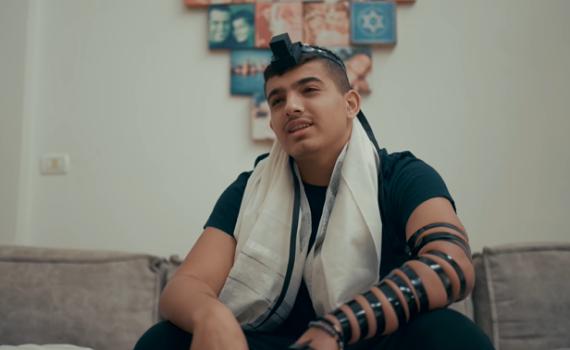 צפו: בנו של אייל גולן מתקרב לדת בשיר חדש