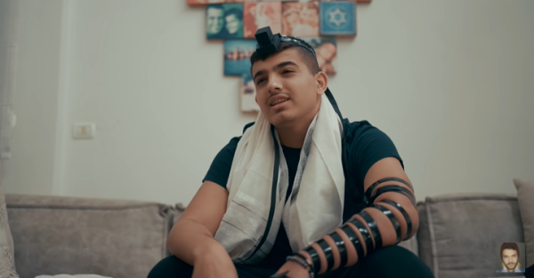 צפו: בנו של אייל גולן מתקרב לדת בשיר חדש