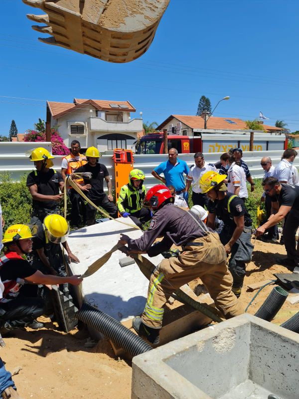 ארון ציוד מבטון ובטונדה נפלו על שני פועלים ביבנה