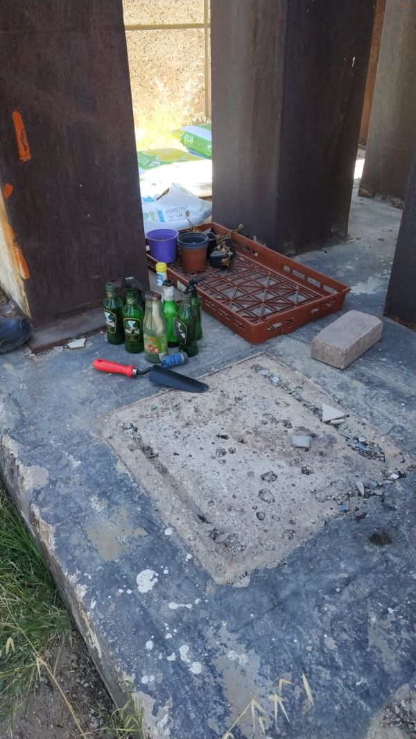 בקבוקי תבערה וזיקוקים בחצר המתנ"ס בלוד