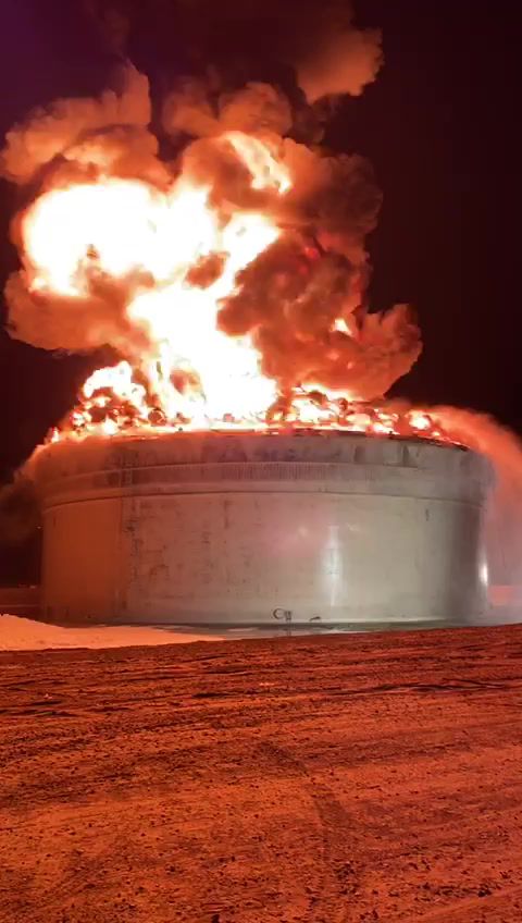 יותר מ-20 שעות מנסים לכבות את המיכל הבוער