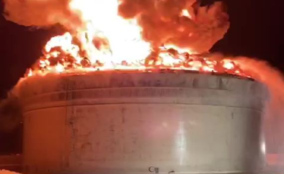 יותר מ-20 שעות מנסים לכבות את המיכל הבוער