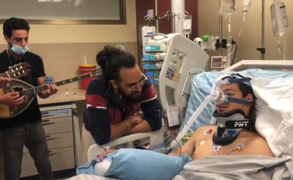 מרגש: בניה ברבי הפתיע את הפצוע מפיגוע הירי. צפו