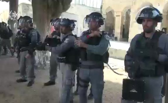 מהומה בהר הבית: פורעים יידו אבנים על שוטרים