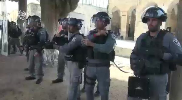 מהומה בהר הבית: פורעים יידו אבנים על שוטרים