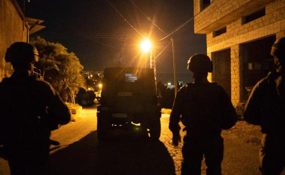 הפיגוע בצומת תפוח: צה"ל והימ"מ עצרו חשודים. צפו