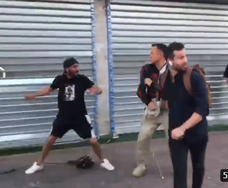 צפו: כתב 'כאן' הותקף: "זו תמונת ניצחון לחמאס"