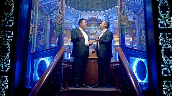 צפו: אהרן רזאל וקובי גרינבוים בדואט מחזק למצב