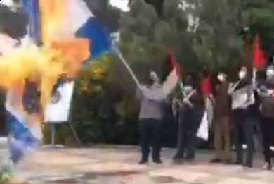 צפו: לא תאמינו מה קרה לאיראני שהצית דגל ישראל