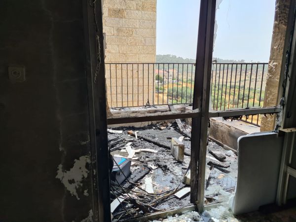 2 דירות נשרפו בבית שמש: האש דילגה מעל הבניין