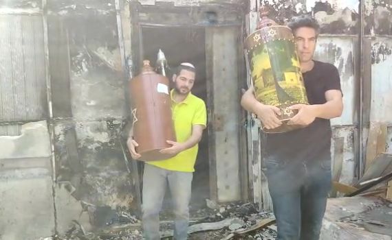 צפו: לאחר הפוגרום- ספרי תורה מוצאים מבי"כ השרוף