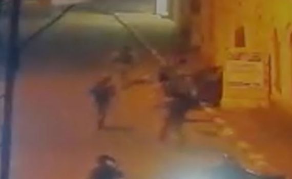 צפו: מג"בניקים מפתיעים מחבל שמשליך בקת"ב