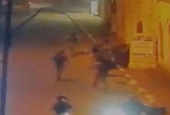 צפו: מג"בניקים מפתיעים מחבל שמשליך בקת"ב