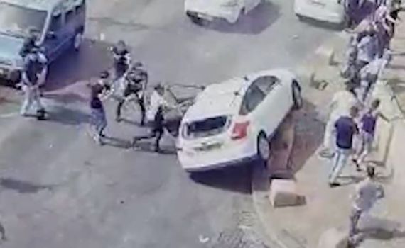 צפו: לינץ' בירושלים; רכב נרגם ומתנגש במדרכה