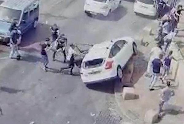 צפו: לינץ' בירושלים; רכב נרגם ומתנגש במדרכה