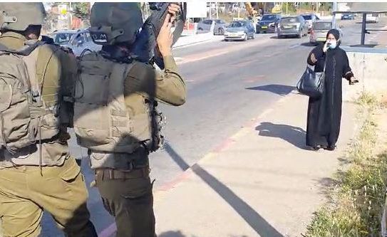 צפו: צומת הגוש; המחבלת מתקדמת לאחר ירי באוויר