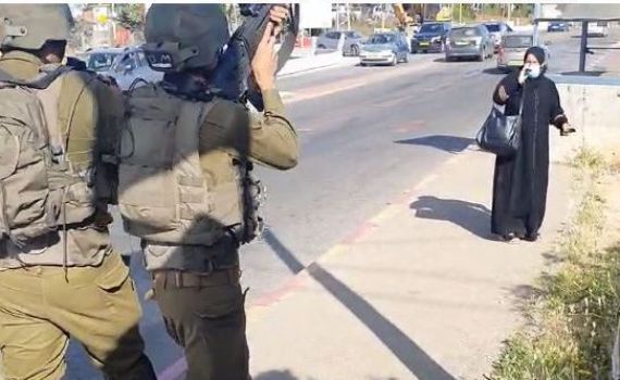 צפו: צומת הגוש; המחבלת מתקדמת לאחר ירי באוויר