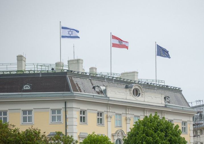 חיזוק מאוסטריה: דגל ישראל הונף על גג לשכת הקנצלר