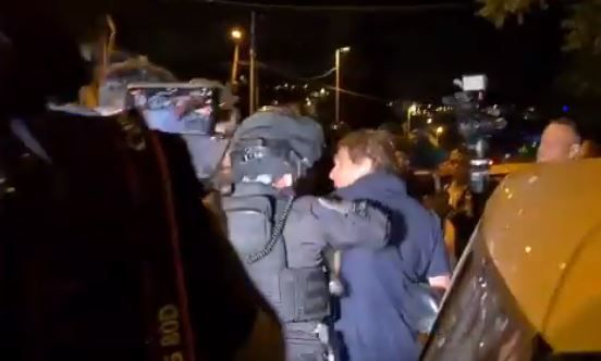 כתב חדשות 12 הותקף על ידי שוטרים בירושלים. צפו