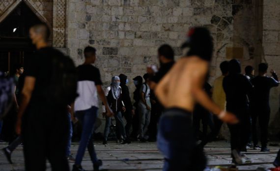 צפו: ערבים פירקו את נקודת המשטרה בהר הבית