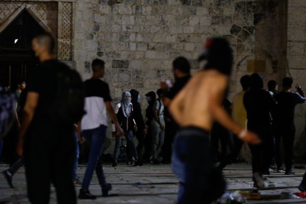 צפו: ערבים פירקו את נקודת המשטרה בהר הבית