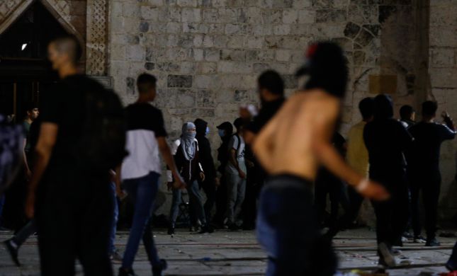  צפו: ערבים פירקו את נקודת המשטרה בהר הבית