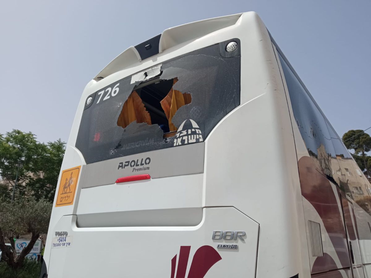 אוטובוס עם עשרות תלמידי ישיבת הסדר נרגם באבנים