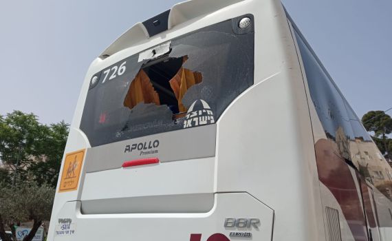 אוטובוס עם עשרות תלמידי ישיבת הסדר נרגם באבנים