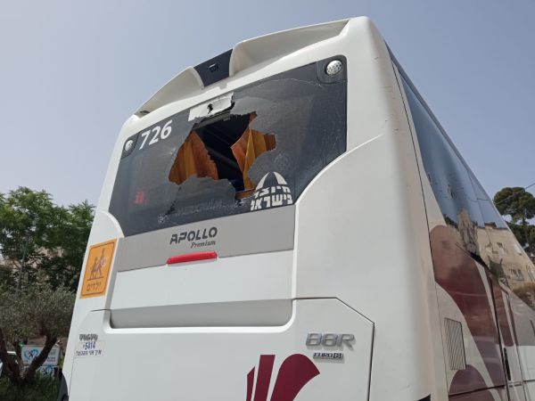 אוטובוס עם עשרות תלמידי ישיבת הסדר נרגם באבנים