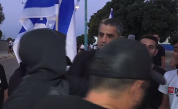 צפו: כתב חדשות 13 מותקף באלימות באמצע דיווח