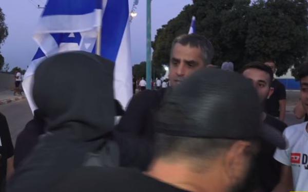 צפו: כתב חדשות 13 מותקף באלימות באמצע דיווח