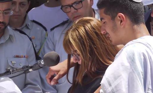 הלב נקרע: אמו של עומר טביב נפרדת בכאב. צפו