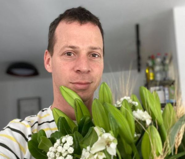 מי שלח זר פרחים לבתיהם של עמית סגל ויאיר שרקי