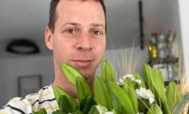 מי שלח זר פרחים לבתיהם של עמית סגל ויאיר שרקי