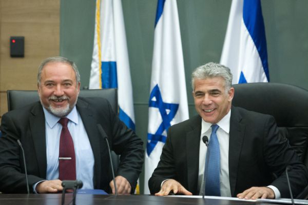 הגיעו להסכמות: פרטי ההסכם בין לפיד לליברמן