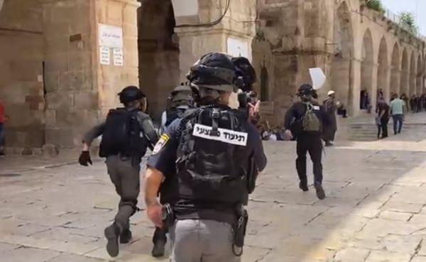 עימותים בהר הבית: שוטר הופל במדרגות; ההמון הריע